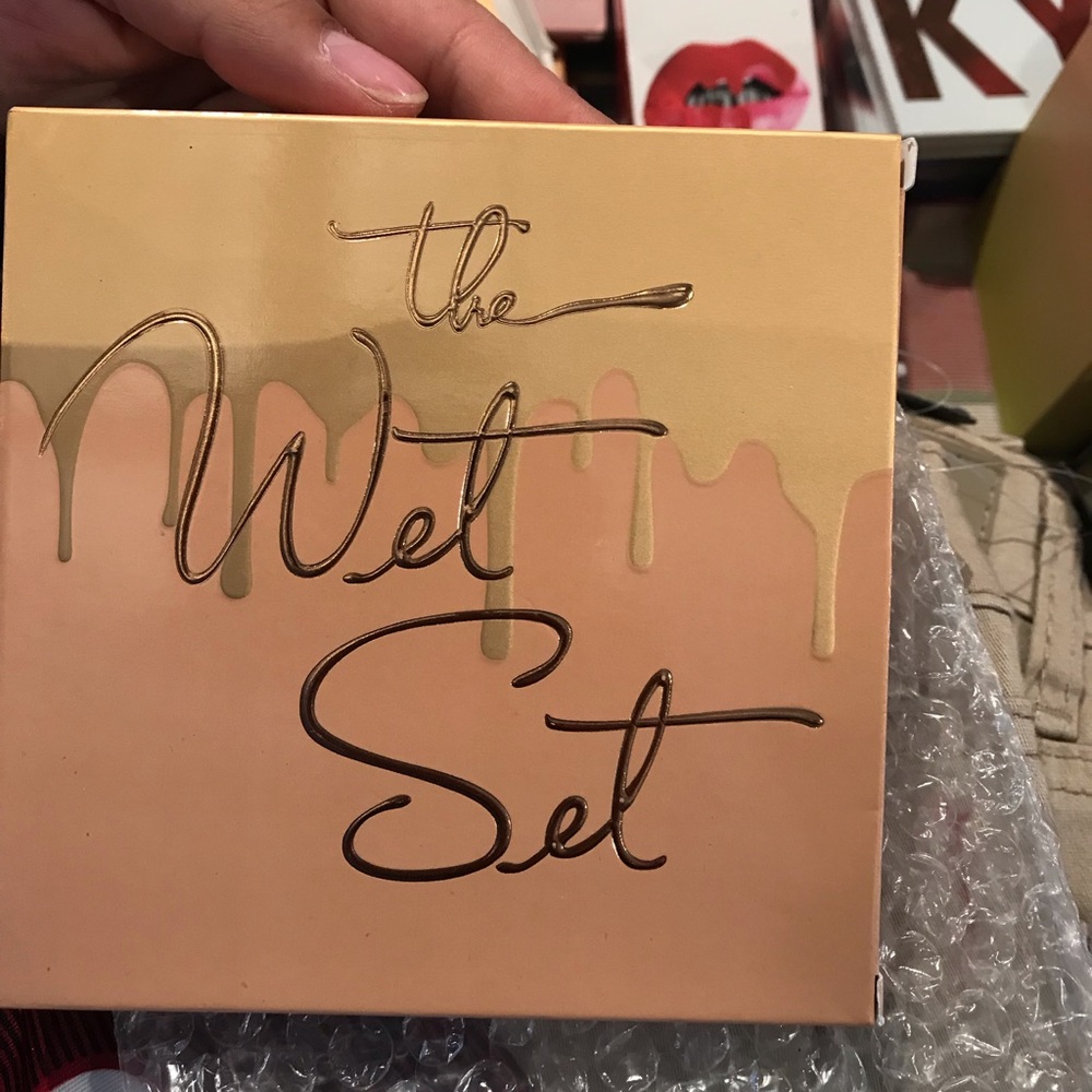 KylieThe Wet Set highlighter palette